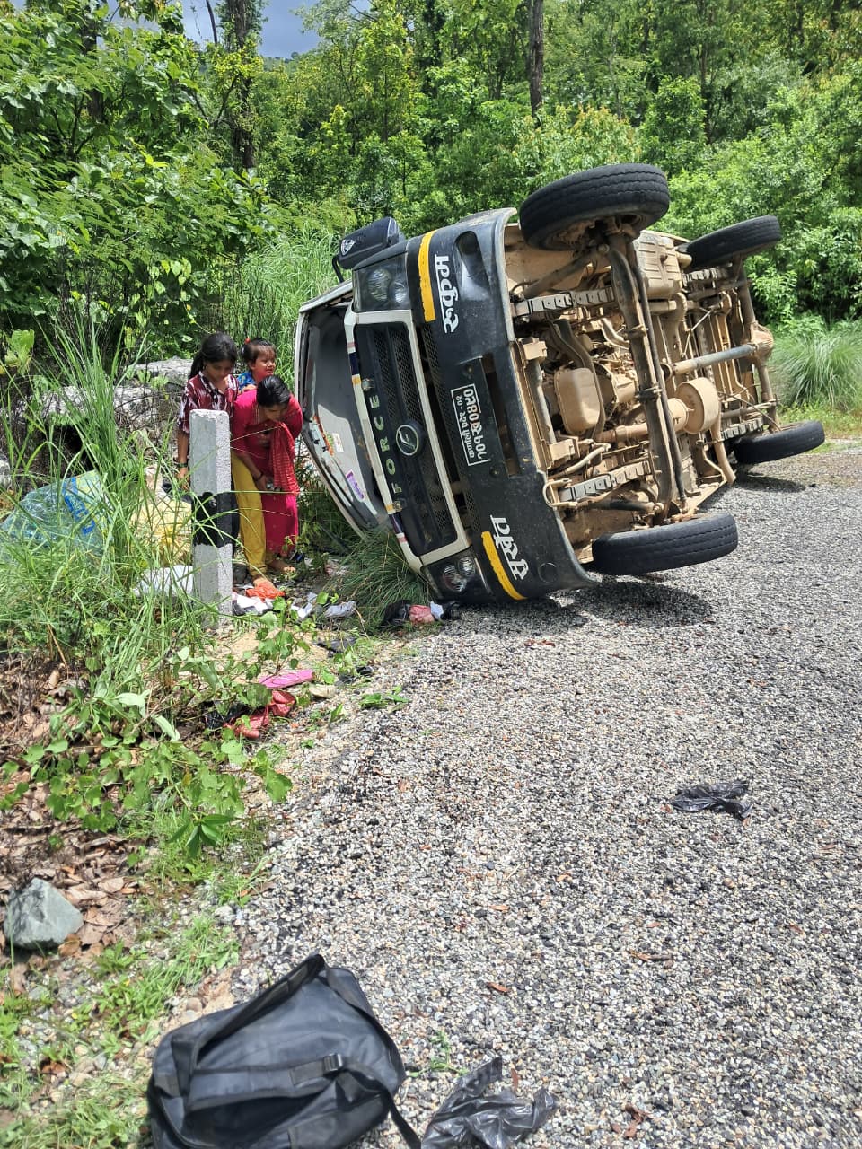 सुर्खेतमा फोर्स गाडी पल्टियो  तीनको अवस्था गम्भीर