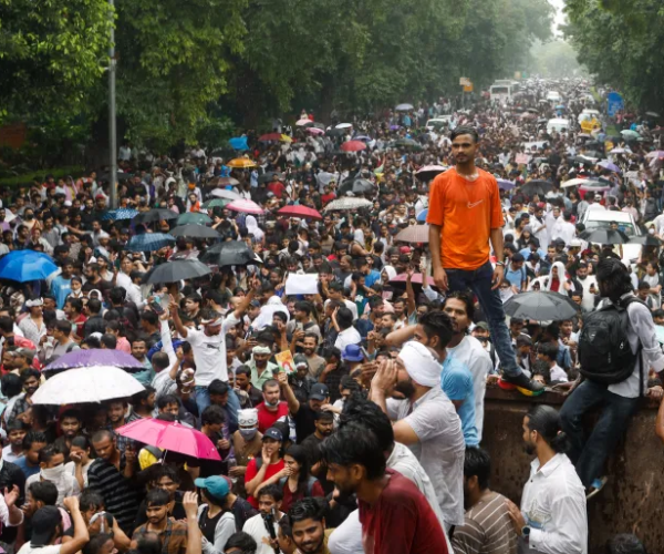 भारतमा ककरोच पार्टीको आन्दोलन प्रहरीले हस्तक्षेप