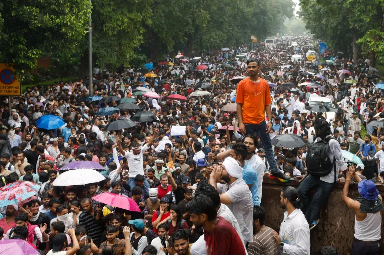 भारतमा ककरोच पार्टीको आन्दोलन प्रहरीले हस्तक्षेप