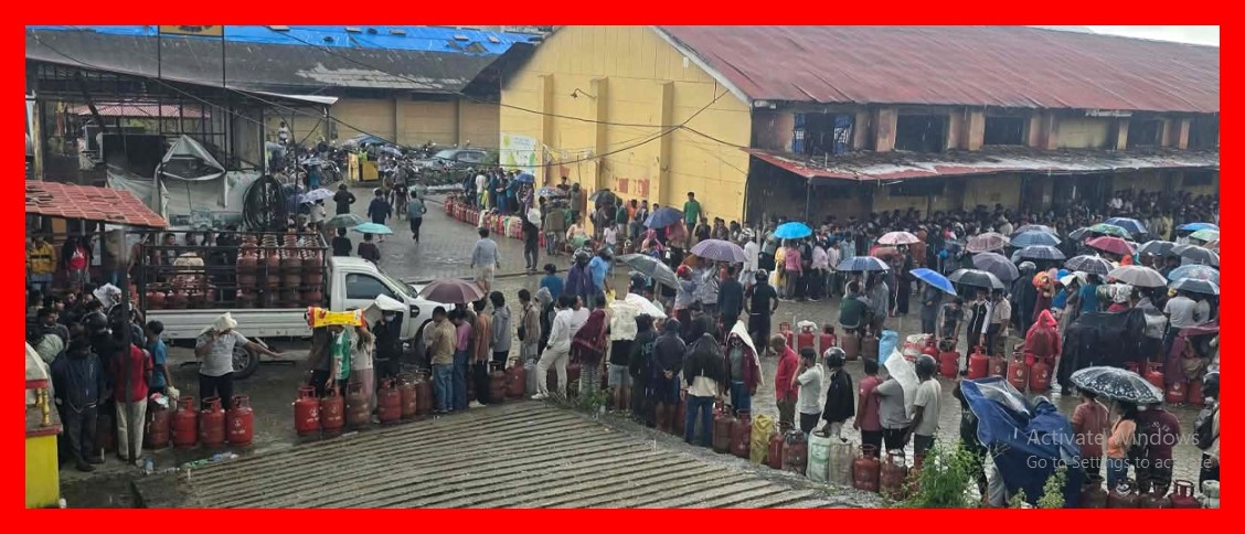 एउटा ग्यासका लागी नागरिकता बोकेर झरीमा रुझ्नु पर्ने