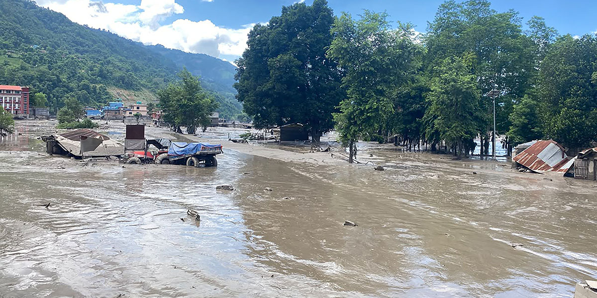 रसुवा बाढी – दुई दर्जन कर्मचारी सम्पर्क विहीन भन्सारबाट करिब पाँच सय गाडी बगाएको अनुमान