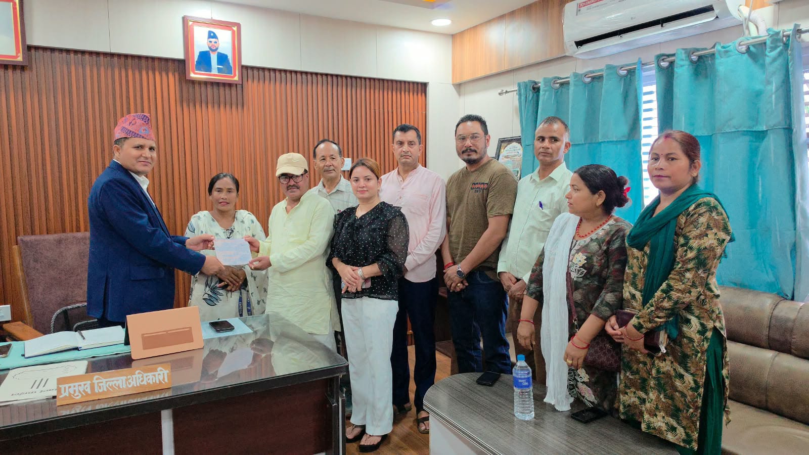 रसुवा बाढीपीडितका लागी उद्योग वाणिज्य संघ गुलरियाको सहयोग