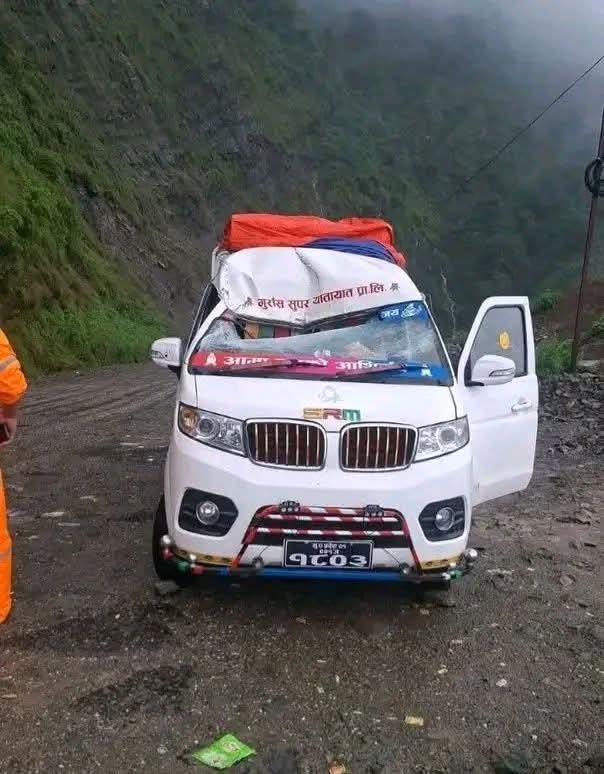 माथिबाट हाइसमा ढुङ्गा खस्यो, एक जना घाइते