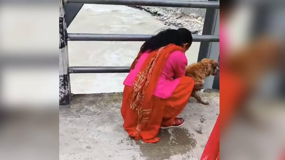 कुकुरलाई नदीमा फाल्ने महिला पक्राउ