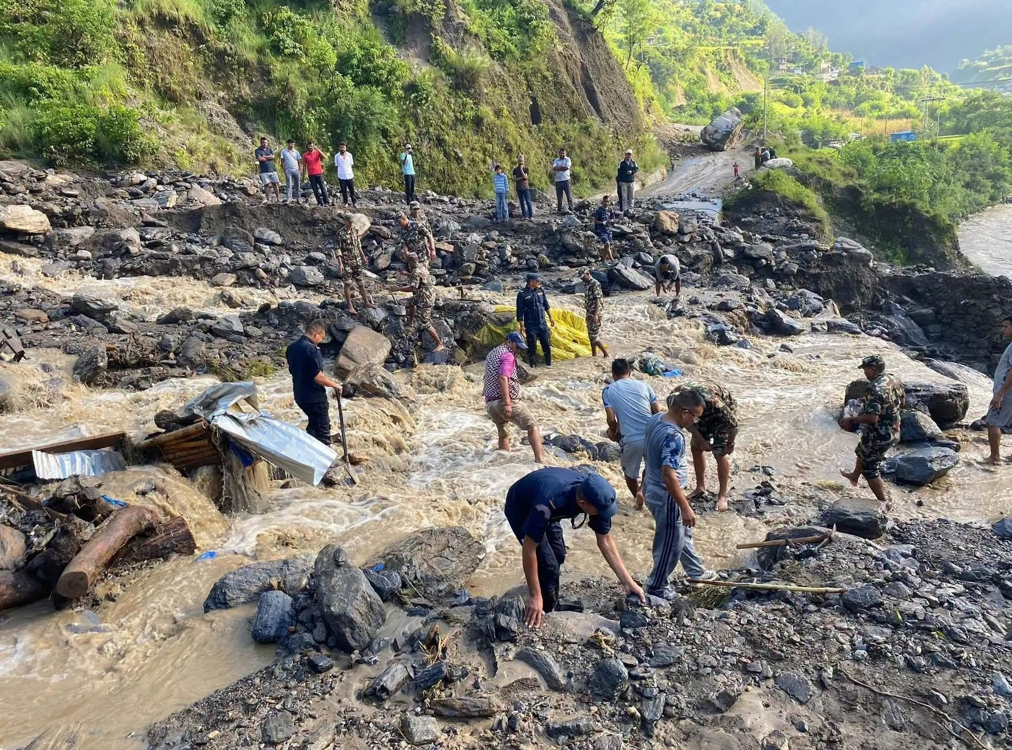 बाढीले जाजरकोटमा अस्थायी टहरा र पसल बगायो