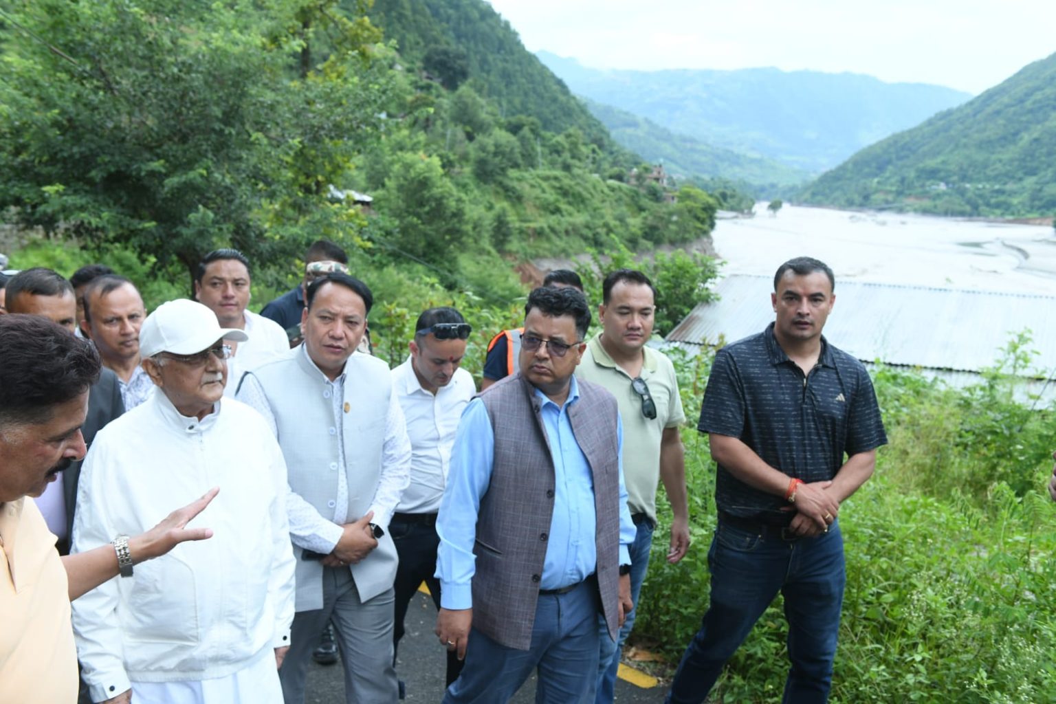 एमाले अध्यक्ष ओली बाढी प्रभावित क्षेत्रमा