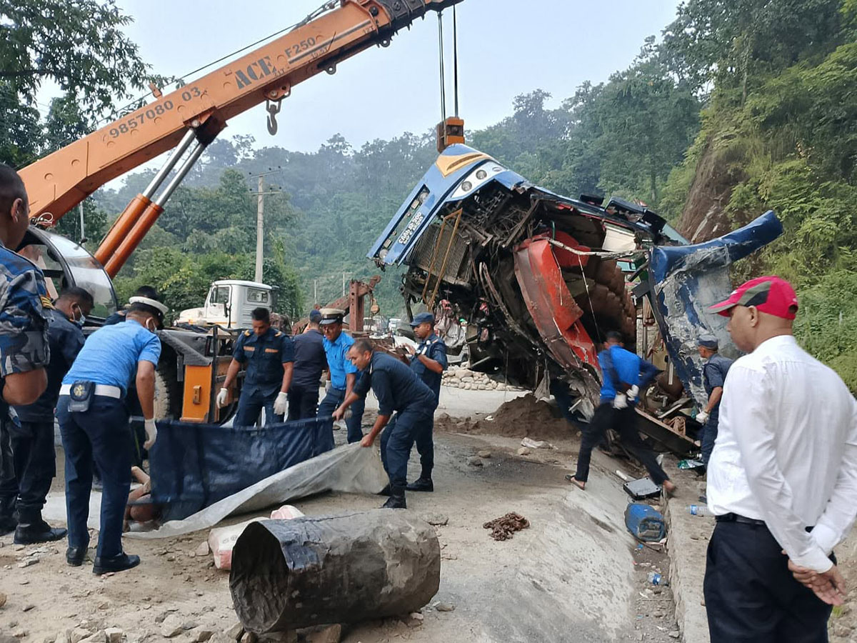 दाउन्ने बस दुर्घटना अपडेट :  ५ जनाको सनाखत